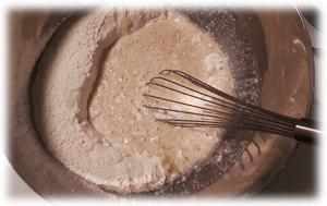 In una ciotola capiente versate la farina, la farina di cocco, il lievito, lo zucchero bianco e quello a