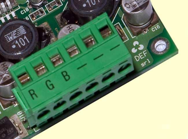 Manuale d'uso scheda ATMega 2576 Rev. B Pagina: 5 di 9 2.2 Connessioni DMX La connessione alla rete DMX avviene tramite i due connettori RJ12 (PG1 e PG2).