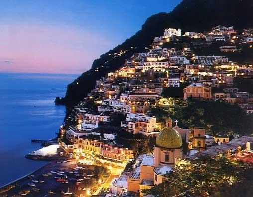 Una anziana signora ci ha parlato della leggenda di Positano che narra la storia di alcuni pescatori che navigavano lungo la costa di Positano e proprio lì una bonaccia fece fermare il loro veliero.