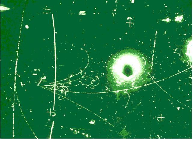 Correnti neutre adroniche Nello stesso esperimento furono anche osservate correnti neutre attraverso lo scattering del neutrino (o antineutrino) con un nucleone: ν μ + N ν + adroni μ ν μ + N ν +