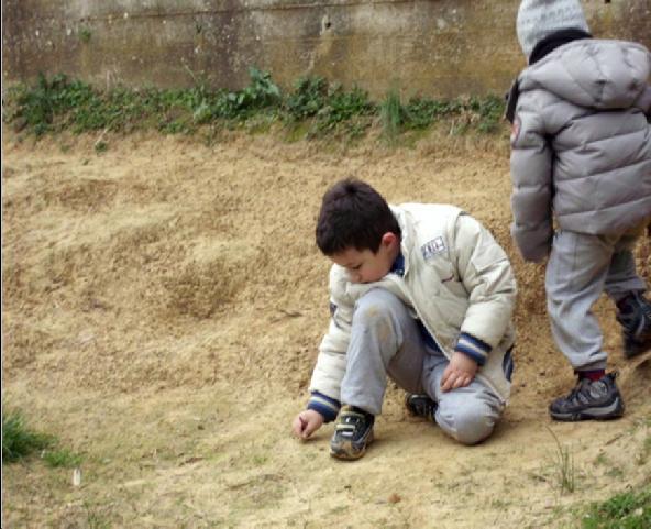 Durante la consueta uscita nel giardino della scuola,alcuni bambini,scavando per gioco nella