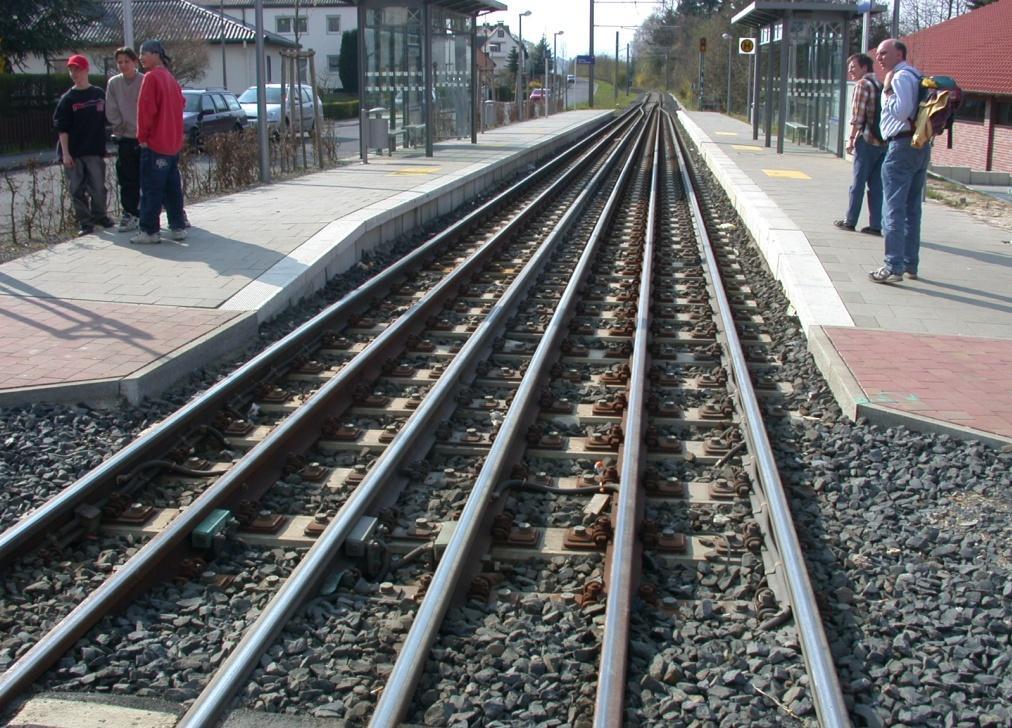 Problematiche di compatibilità Il superamento della distanza tra soglia e banchina La minore larghezza dei veicoli Tram-Treno aumenta la distanza della soglia dal bordo della banchina ferroviaria.
