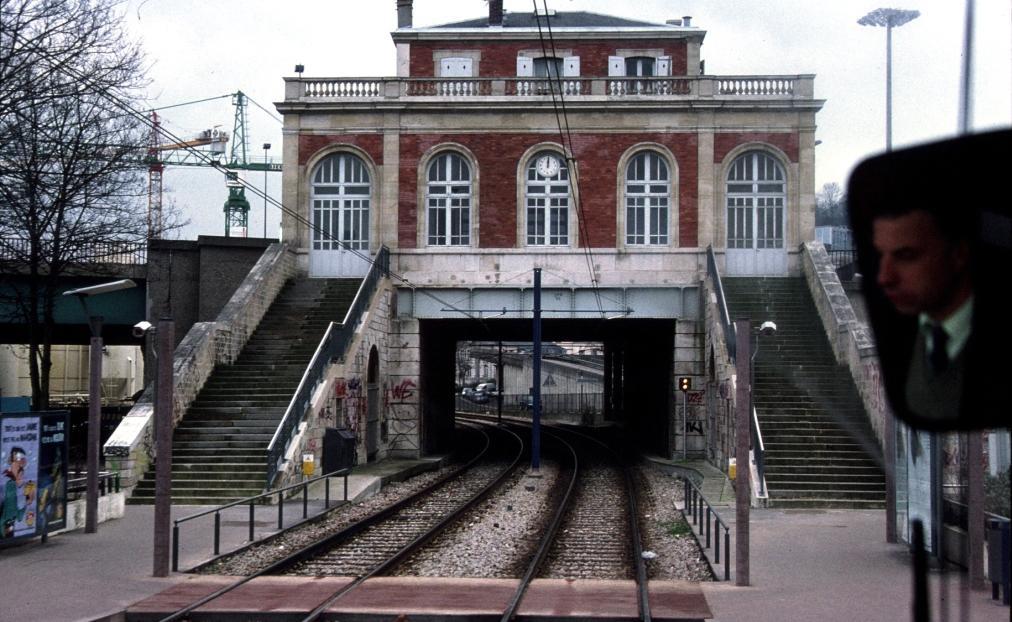 Parigi T4 2006 Apertura della linea Aulnay-sous-Bois (RER) Bondy (RER, T1), sulla dismessa tratta ferroviaria des Coquetiers (7,9 km; tangenziale a E, esterna).