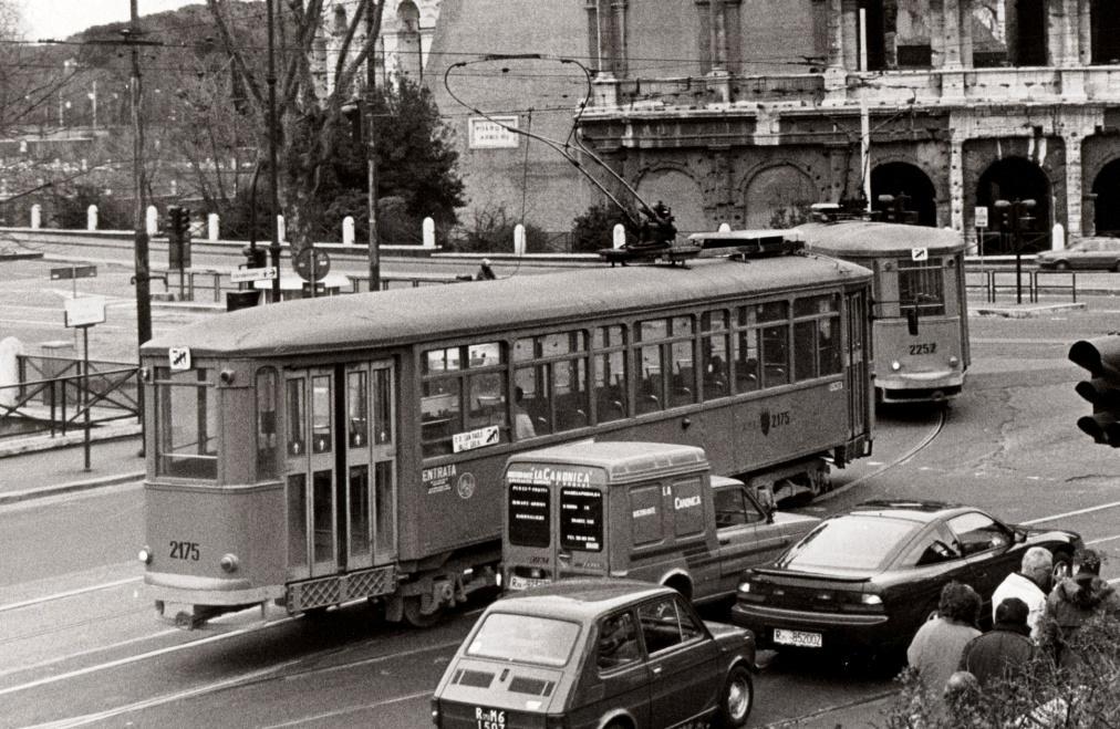 Il Tram Definizioni ed evoluzione La norma UNI 8379 Tranvia: Sistema di trasporto per persone negli agglomerati urbani costituito da veicoli automotori o rimorchiati dai medesimi, a guida