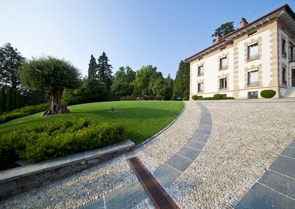Lussuosa villa d epoca in vendita sul Lago Maggiore, a Luino a pochi minuti dal centro cittadino.