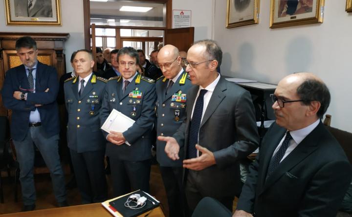 I militari del G.I.C.O. della Guardia di Finanza di Lecce anche con la collaborazione dei mezzi aerei e delle motovedette del R.O.A.N.