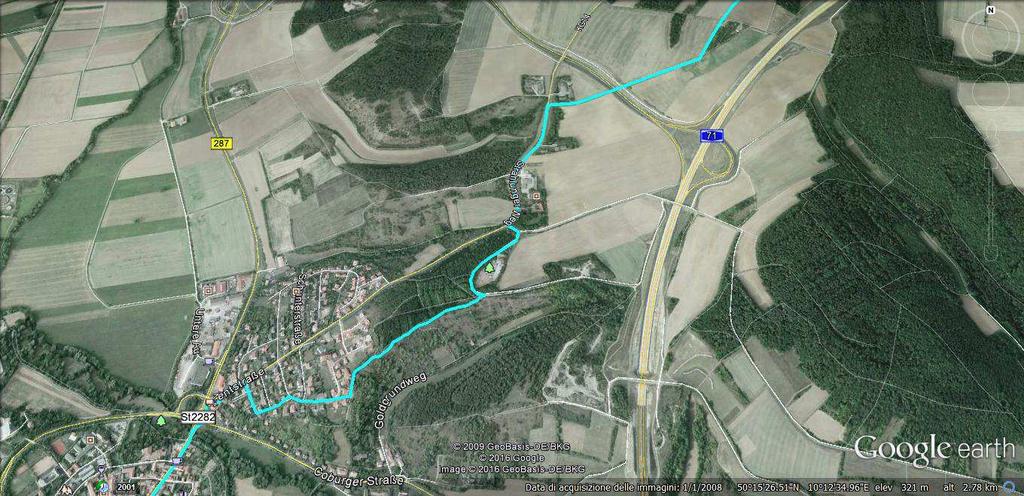 200m e siamo sulla Strahlungerweg che lasciamo dopo 500m per girare prima a sinistra poi subito a destra: 300m costeggiando un bel
