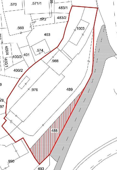 L estratto mappa evidenzia come una limitata parte della p.f. 488 (evidenziata in grigio) sia interessata dalla variante di piano (tratteggiata in rosso). Superficie totale p.f. 488 = 1060 m² Superficie in variante p.