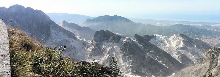 Veduta delle cave da Campocecina Da Marina di Carrara a