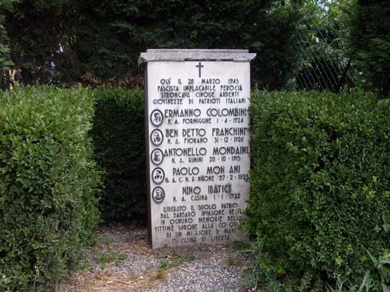 RE Bagno, Masone, San Mauri Ad Ermanno Colombini e i suoi Compagni Caduti in loco Trattasi di un edicola in marmo bianco con fotografie smaltate, epigrafe e cinque nominativi di caduti.