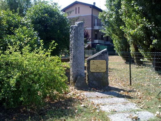 RE Cadè, Cella, Gaida, Pieve Alla Memoria dei Partigiani e dei Reduci Trattasi di due blocchi di pietra collocati all'ingresso del parco pubblico.