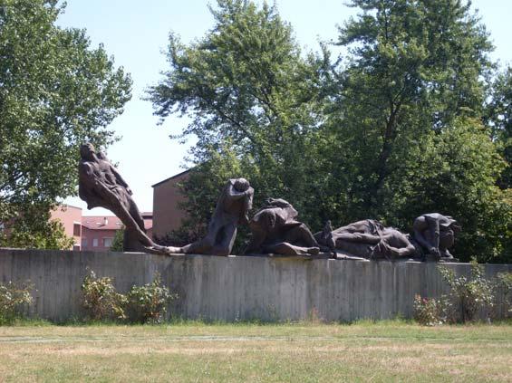 RE Cavazzoli, Roncocesi, Sess Omaggio di Sandro Pertini alla Memoria dei Martiri Il monumento consta di alcuni gruppi scultorei in bronzo posizionati su di uno zoccolo in cemento.