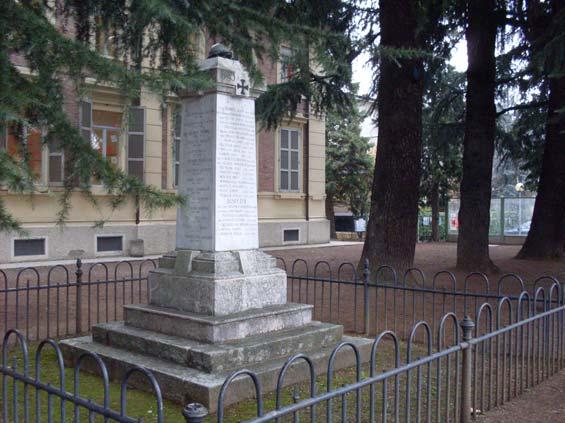 RE Codemondo, Coviolo, Rival Ai Militari e Dispersi Trattasi di un monumento a cui si accede salendo alcuni gradini.