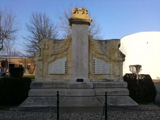 RE Castellazzo, Gavassa, Man Ai Morti per la Patria Al monumento dedicato ai caduti della Prima guerra mondiale sono state aggiunte due targhe in marmo con i nominativi, le generalità e le