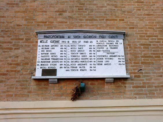 RE Castellazzo, Gavassa, Man Ai Caduti delle due Guerre Mondiali L'iconografia è quella del tempietto. Sulla lastra di marmo bianco l'epigrafe ed i nominativi dei caduti sono in rilievo.