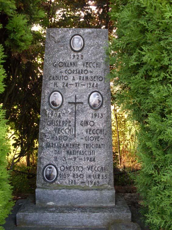RE Fogliano, Gavasseto, Marm Alla Memoria dei Combattenti per la Libertà Fll Vecchi Si tratta di un monumento in pietra che presenta l'epigrafe in rilievo accompagnata dalle fotografie smaltate dei