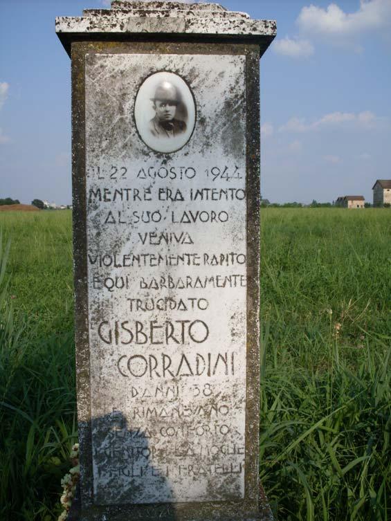 RE Fogliano, Gavasseto, Marm Alla Memoria di Gisberto Corradini Il cippo è in cemento e nella parte anteriore presenta una lastra di marmo bianco con fotografia smaltata ed epigrafe in incavo.