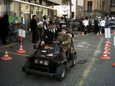 3) LA PISTA CIRCONDATA DAL PUBBLICO IN PIAZZA CAIROLI.