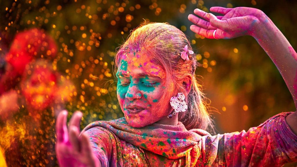 Pasolini ) Holi Festival la festa dei colori Un Paese che incanta per bellezza e diversità, delizia con i fasti colorati, arricchisce con la cultura, sbalordisce con la modernità abbraccia con il