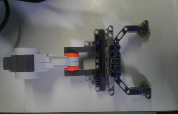 CAP. 4 MECCANICA Non abbiamo adottato soluzioni auto costruite e i pezzi che compongono il robot sono tutti ORIGINALI LEGO.
