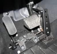 Il dispositivo viene fissato su una pedana che rialza il pavimento della vettura EU 010 Pedaleacceleratoreasinistrafissatoalpavimento Codice comunitario: 25.