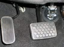 01 Questo dispositivo viene applicato sul pedale originale per modificarne l'altezza da un minimo di 7 cm ad un massimo di 15.