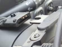 caratteristiche del modello D906GV, permette attraverso la semplice pressione del pulsante di sgancio, di