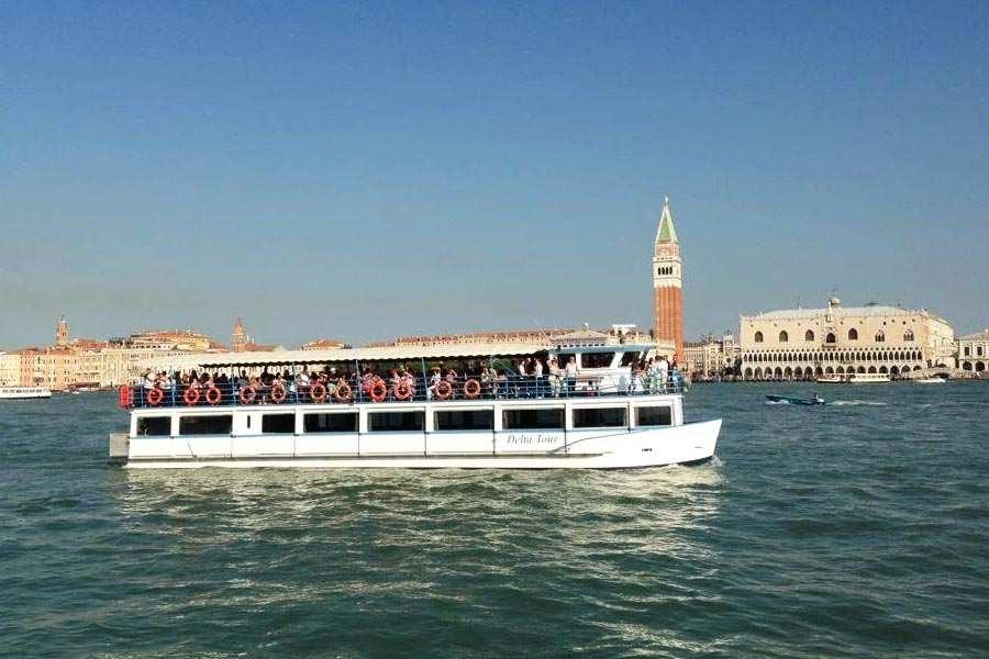 Navigazione lungo il canale di Vittorio Emanuele III sino a giungere al canale della Giudecca per entrare in Bacino San Marco.