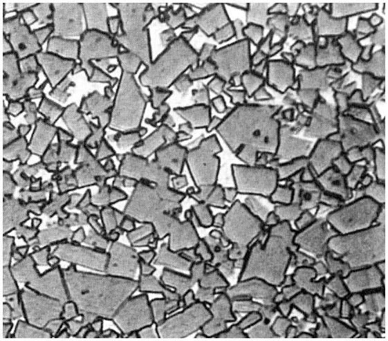 Cermet I ompositi rinforzati on partielle utilizzano tutte e tre le lassi di materiali (metalli, eramii e polimeri).