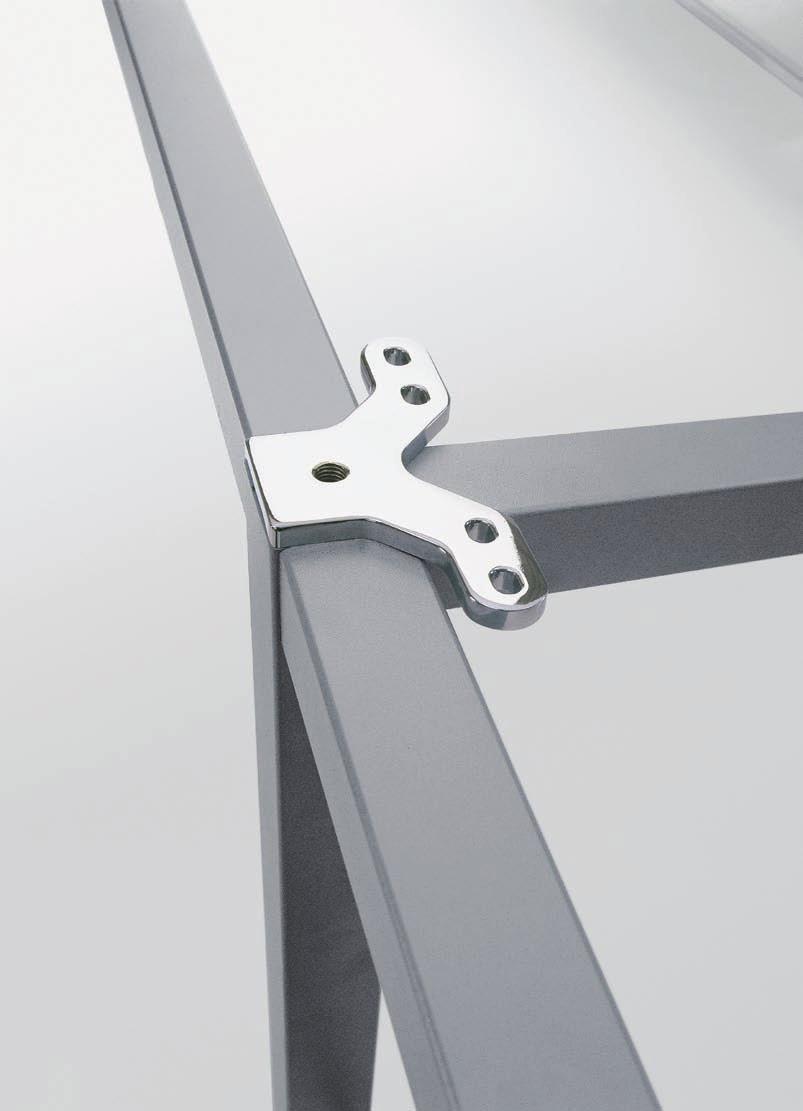 La struttura dei tavoli Quadra Evolution è realizzata grazie a traversi in tubolare metallico nelle finiture bianco, metallizzato e canna di fucile, connessi alle gambe da una