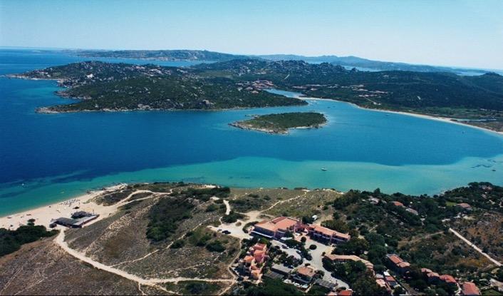 In alternativa si può volare su Alghero (Ryanair, Alitalia) che dista circa 150 km da Santa Teresa. In nave: Olbia è servita da Moby, Tirrenia, Grimaldi Lines.