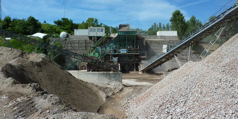 E presente un deferrizzatore per l eliminazione del ferro mentre il sistema è in grado di eliminare le plastiche o i materiali legnosi dal materiale in ingresso.