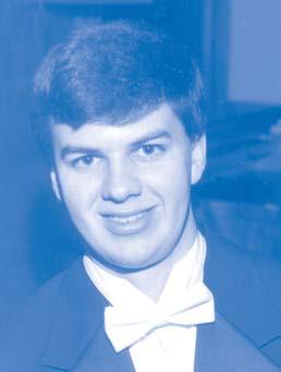 Matt Curlee Nato a Greensboro, Nord Carolina (USA), nel 1976, ha studiato alla Eastman School of Music, organo con David Higgs, improvvisazione con Gerre Hancock e Richard Erickson, pianofore con