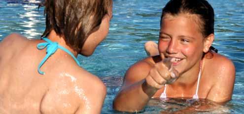 Une piscine est ouverte de 10h à 19h et les lits sont à payement, l autre piscine est ouverte de 9h à 13h et de 15h à 19h avec port du bonnet de bain obligatoire.