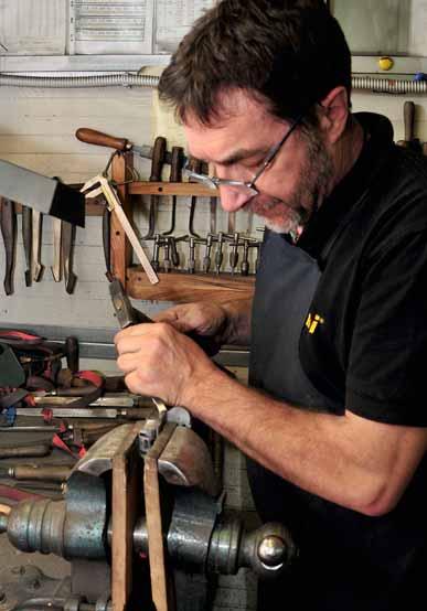 Ivano Tanfoglio, in azienda dal 004, dopo anni di Ferlib, si occupa delle armi del Custom shop di Rizzini. Il controllo della cameratura con il tampone passa-non passa.