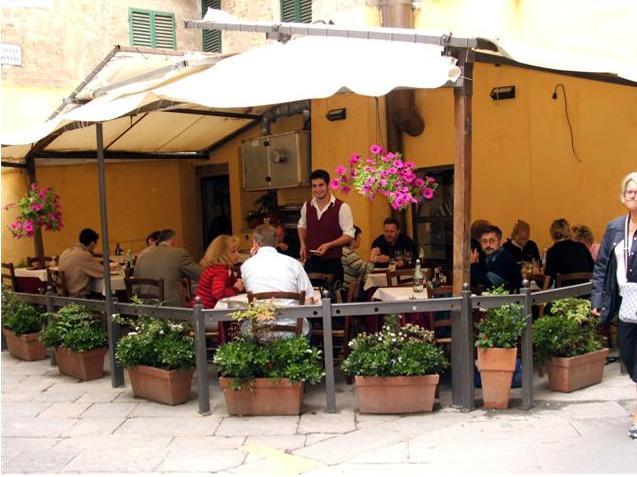 La struttura si presenta in stile rustico toscano, con soffitto a travi in legno originale, e comprende l'ingresso bar, tre accoglienti sale interne da 26 a 50 posti, ed una terrazza esterna che si