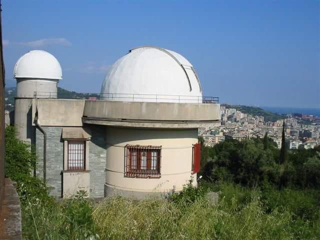 L O S S E R V A T O R I O La struttura del nostro Osservatorio, raggiungibile facilmente dalla città tramite autobus numeri 158 e 159, tramite la linea ferroviaria Genova-Ovada-Acqui Terme (a 500m