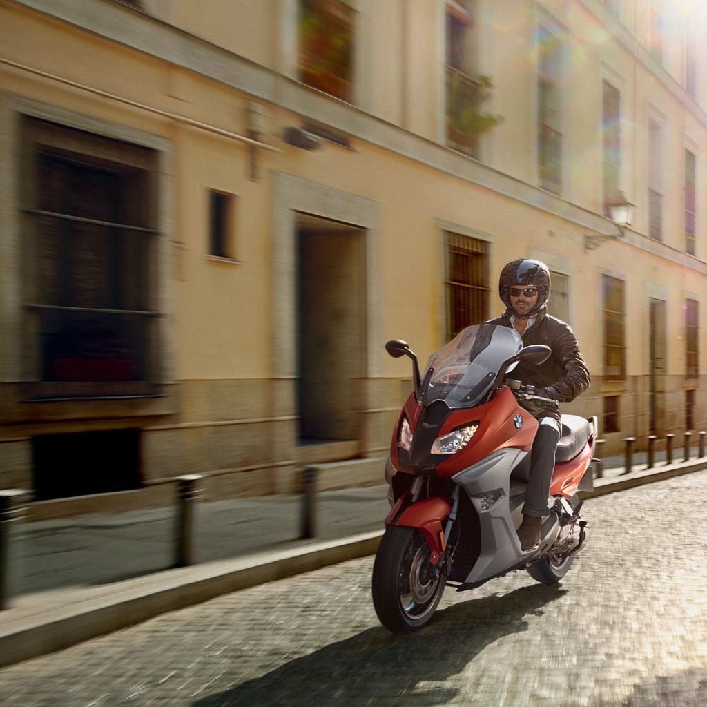 LA BMW C 650 SPORT. MOBILITÀ FLESSIBILE E DIVERTIMENTO. Maxi-Scooter ante portas la simbiosi di potenza, velocità e qualità nel nuovo design. La BMW C 650 Sport esalta il suo pilota.