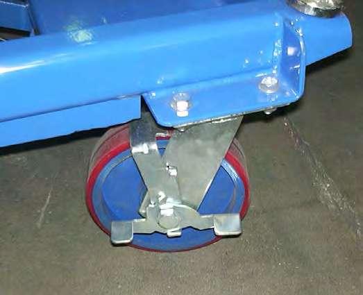 Il Carrello è formato da un telaio in acciaio portante (6) sul quale sono installati: un sollevatore a pantografo (8) ed una piattaforma di carico (9) azionati da un cilindro idraulico di