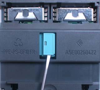 Montaggio e messa in servizio 5.5 C-PLUG (Configuration Plug) La rimozione del C-PLUG è necessaria solo in caso di guasto dell'apparecchio base (vedere figura).