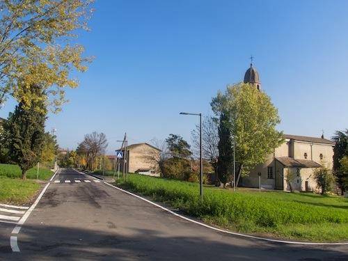 studente italiano proclamato beato nel 1990. La nuova via è lunga circa 200 metri, a due corsie con doppio senso di marcia e marciapiede nel lato a valle.