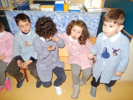 I BAMBINI HANNO RACCOLTO I RICCI IN GIARDINO E, TENENDONE IN MANO UNO CIASCUNO, LO OSSERVANO.