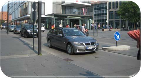 Moderazione del traffico e ciclabilità diffusa E necessario quindi un generale ridisegno della strada per: ridurre le velocità degli autoveicoli dare