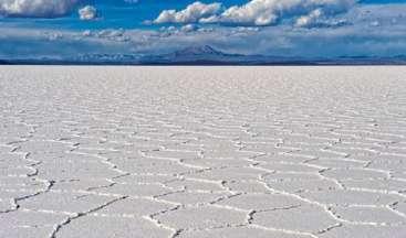 582 km² contiene circa 10 miliardi di tonnellate di sale, e rappresenta un terzo delle riserve di litio del pianeta, e crea il più grande specchio del mondo,