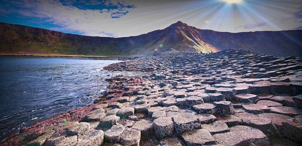 della Connemara e Mayo per raggiungere la bella contea settentrionale di Donegal. Si entra poi in Irlanda del Nord, per ammirare le incredibili formazioni rocciose della Giants Causeway.