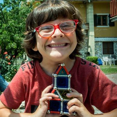 Andrea ha 8 anni e vive in uno dei tanti paesini del Centro Italia che nel 2016 sono stati colpiti da violentissime scosse di terremoto.