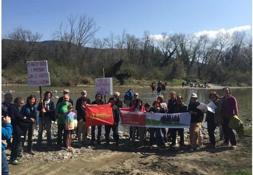 Manifestazione No trivelle a partire dalla geotermia sabato 26 marzo 2016 al Masso delle Fanciulle (fiume Cecina, nei pressi di Saline di Volterra).