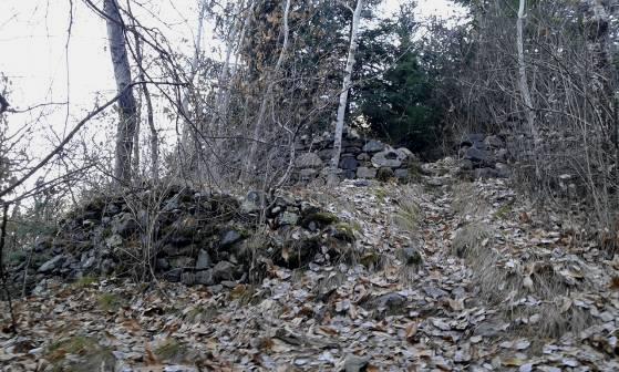 5 - Resti dei muri di terrazzamento in pietra a secco
