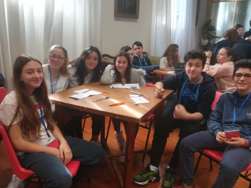 Al Collegio Villoresi giochi e quiz in onore del Pi Greco Day 3 Il gruppo dei rossi dei ragazzi di terza media Nessuna lezione frontale quindi, ma un tuffo nel mondo dell algebra e della geometria,