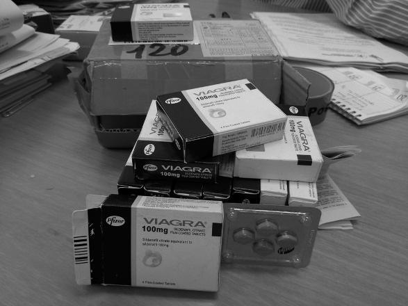 Esempi di farmaci contraffatti 20/09/2011 Fonte: Farmindustria Vengono di seguito riportati una serie di esempi di farmaci contraffatti: 1 - Steroidi contraffatti nascosti in spedizioni autorizzate